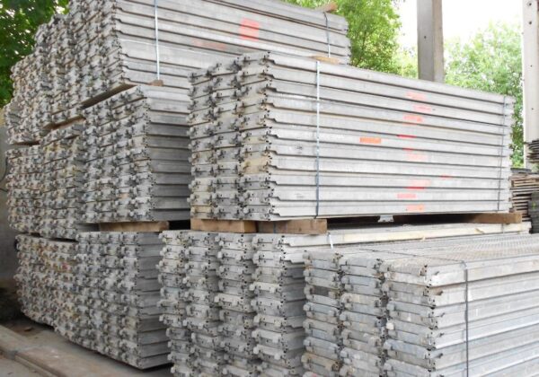 Complete Set of 400 m² Layher Allround Modular Scaffolding – Used, Like New Condition